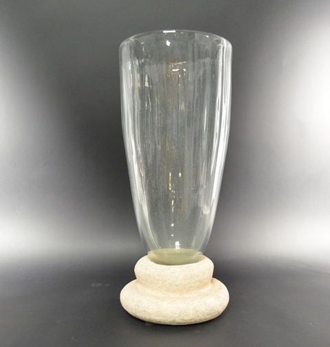 Ongrijpbaar betalen Strippen Glazen vaas op voet van steen
